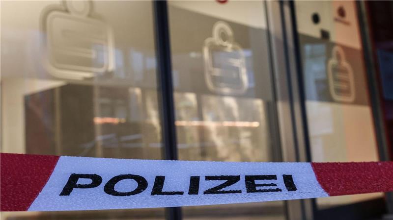 Die Filiale ist wegen der Folgen des Einbruchs weiterhin gesperrt. (Archivbild)