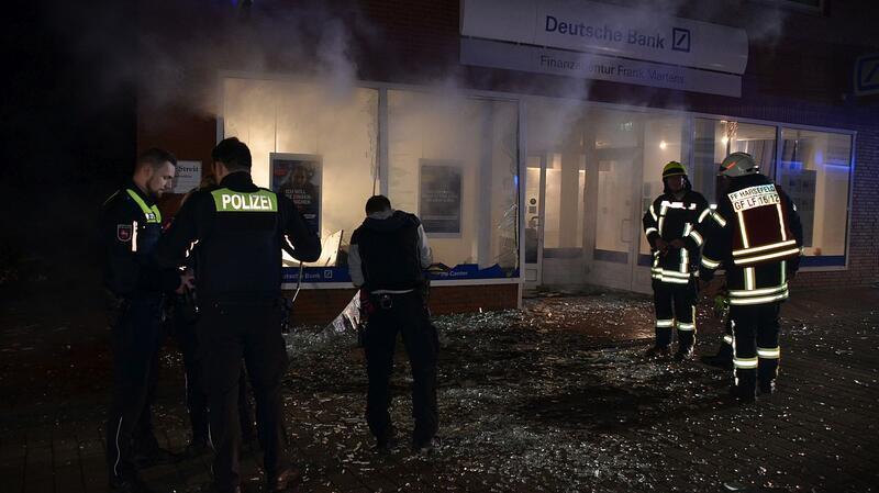 Die Filiale wurde bei der Sprengung erheblich zerstört.