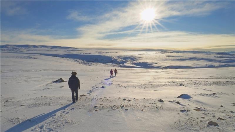 Die Filmemacher bei einer langen Schneewanderung durch die Eiswüste Spitzbergens für ihre Dokumentation. Foto: Christian Wüstenberg