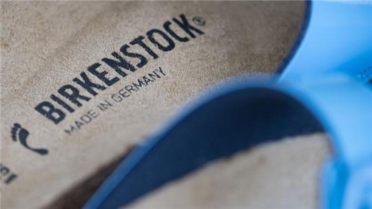 Die Firma Birkenstock stellt Sandalen her.