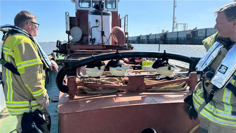 Die Firma Elbclearing unterstützt die Bergung mit ihrem Boot.