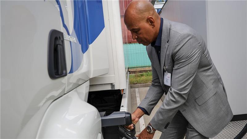 Wenig E-Lastwagen in Niedersachsen und Bremen Die Firma Hellmann Logistik hat eine eigene Ladestation errichtet.