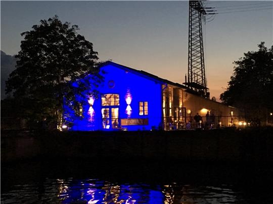 Die Fischhalle im Harburger Binnenhafen schimmert im Abendlicht. Seit fünf Jahren ist sie ein beliebtes Ziel nicht nur für die Menschen im Quartier.