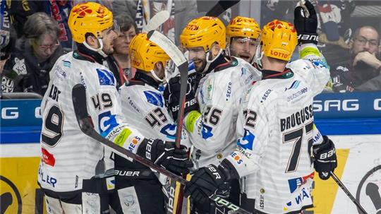 Die Fischtown Pinguins aus Bremerhaven haben erstmals das DEL-Viertelfinale erreicht.