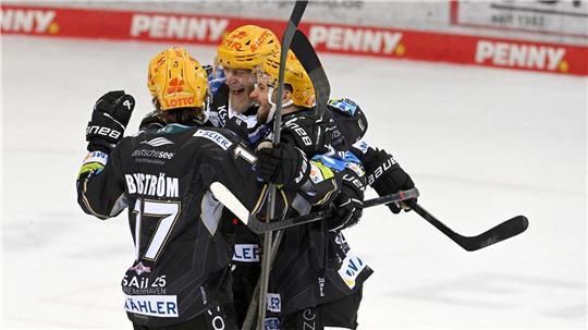 Die Fischtown Pinguins aus Bremerhaven jubeln über erneuten Sieg über die Kölner Haie.
