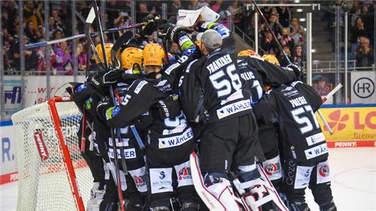 Die Fischtown Pinguins und der EHC Red Bull München lieferten sich das erwartet packende Halbfinalspiel. Mit dem besseren Ende für die Pinguins, die ausgelassen jubelten.