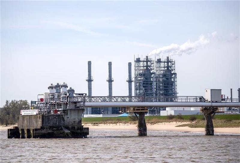 Die Fläche vor dem Industriepark Stade-Bützfleth ist Teil der zukünftigen Hafenerweiterung für das geplante Import-Terminal für Flüssigerdgas. Foto: dpa