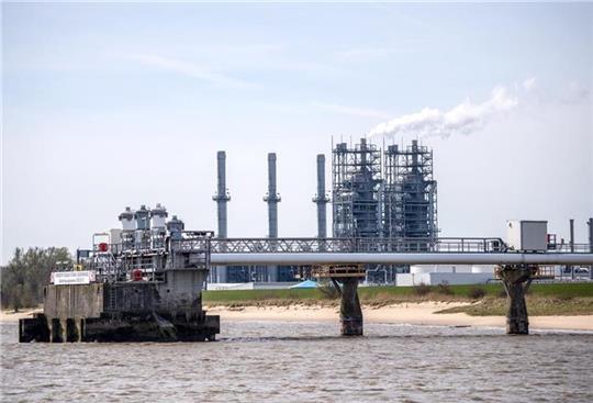 Die Fläche vor dem Industriepark Stade-Bützfleth ist Teil der zukünftigen Hafenerweiterung für das geplante Import-Terminal für Flüssigerdgas. Foto: dpa