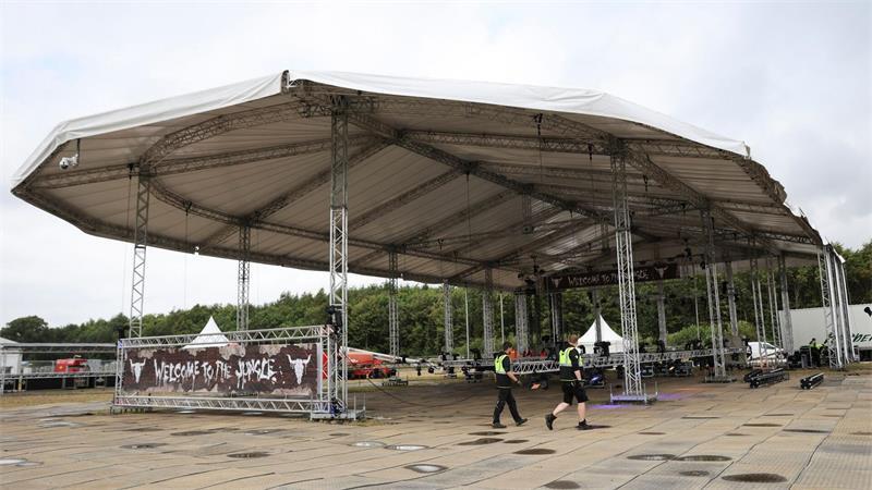Das kleine Wacken bereitet sich auf 85.000 Metalfans vor Die Fläche vor der Welcome-to-the-Jungle-Bühne ist dieses Jahr überdacht.