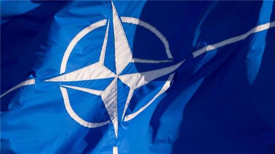Die Flagge der Nato: In einer gemeinsamen Erklärung aller 31 Nato-Staaten heißt es, man verurteile Russlands Austritt.