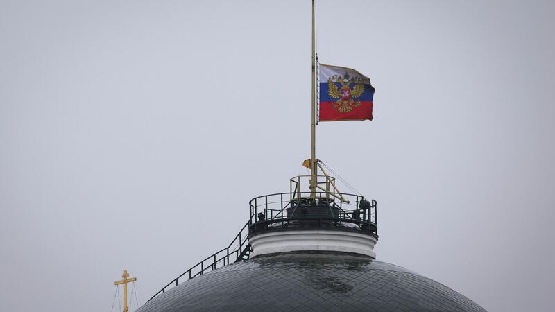 Die Flagge des russischen Präsidenten weht auf halbmast über dem Kreml. Nach einem der schwersten Terroranschläge in der russischen Geschichte begeht das Land einen nationalen Trauertag.