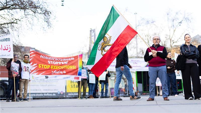 Demonstrationen in Hannover nach Angriff auf den Iran Die Flagge mit dem Löwen führte der Iran vor der Islamischen Revolution.