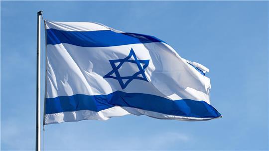 Die Flagge von Israel weht vor der bayerischen Staatskanzlei im Wind. 