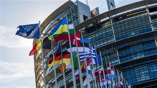 Die Flaggen der Europäischen Union, der Ukraine und der Mitgliedsstaaten der EU vor dem Gebäude des Europäischen Parlaments in Straßburg.