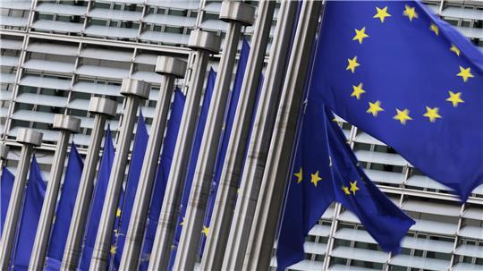 Die Flaggen der Europäischen Union flattern im Wind vor dem EU-Hauptquartier. 