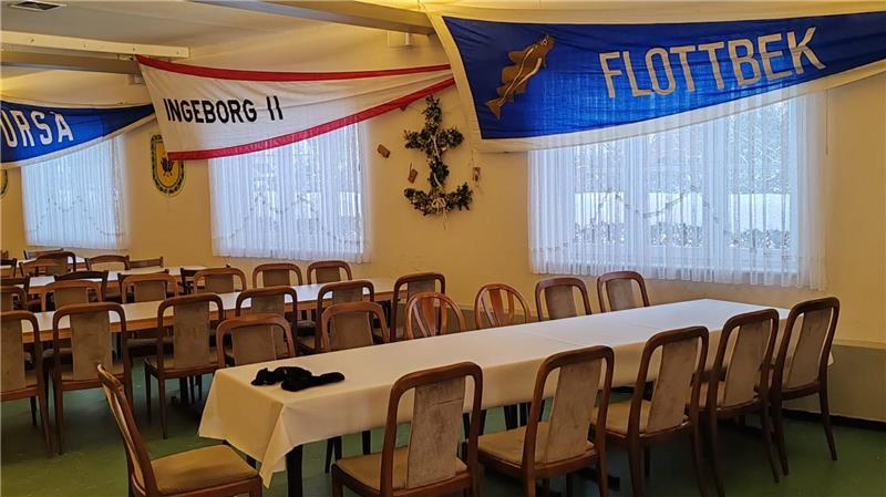 Tradition gerettet: Schipperball bleibt mit Kohl und Köm in Gräpel Die Flaggen der ehemaligen Gräpeler Schiffe schmücken traditionell den Festsaal zum Schipperball. In diesem Jahr ist es die Schützenhalle in Gräpel.