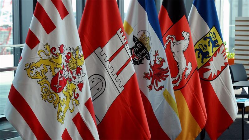 Nordischer Schulterschluss bei Häfen – Bund soll mehr zahlen Die Flaggen der fünf norddeutschen Bundesländer bei der Konferenz in Rostock.
