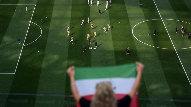 Irans Fußballer senden Botschaften - im und nach dem Spiel Die Flaggen unterschieden sich, in der Unterstützung für die Mannschaft waren sich viele Iran-Fans im Stadion aber einig.