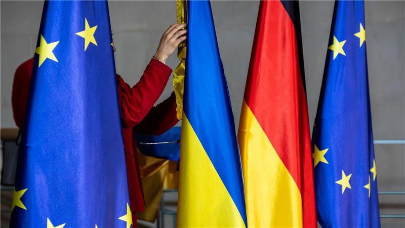 Die Flaggen von Europa, der Ukraine und Deutschland werden zu der Pressekonferenz von Bundeskanzler Merz (CDU) und Selenskyj, Präsident der Ukraine im Kanzleramt aufgebaut. 