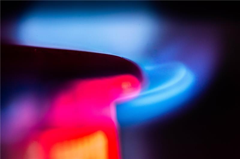 Die Flamme eines Gasherdes brennt in einer Küche. Foto: Frank Rumpenhorst/dpa