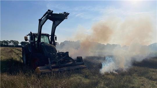 Die Flammen breiteten sich rasch unter dem Trecker aus.