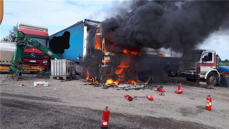 Die Flammen drohten, auf weitere Lkw und Fahrzeuge überzugreifen. Foto: Feuerwehren Samtgemeinde Sottrum