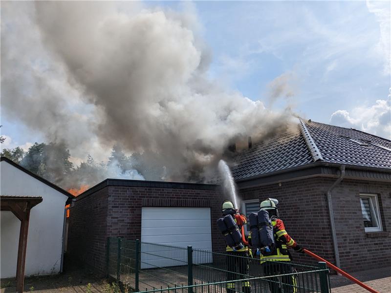 Die Flammen griffen auf ein Haus über. Foto: Kreisfeuerwehr Rotenburg