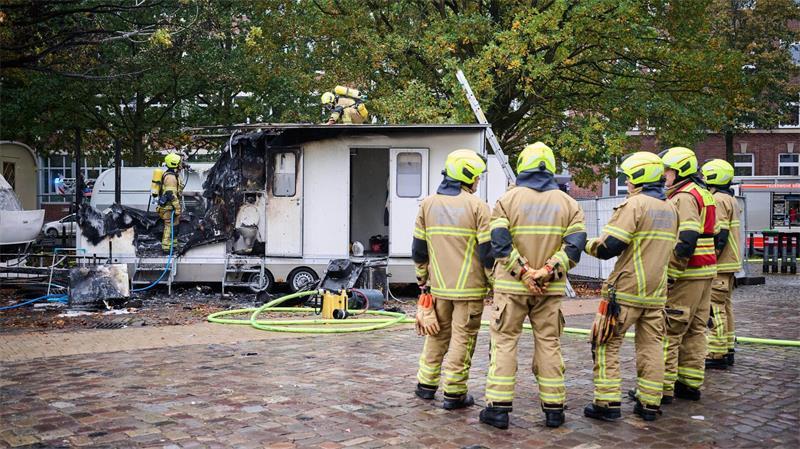Feuer auf Bremer Freimarkt – Flammen zerstören Anhänger Die Flammen griffen auf zwei weitere Fahrzeuge über.