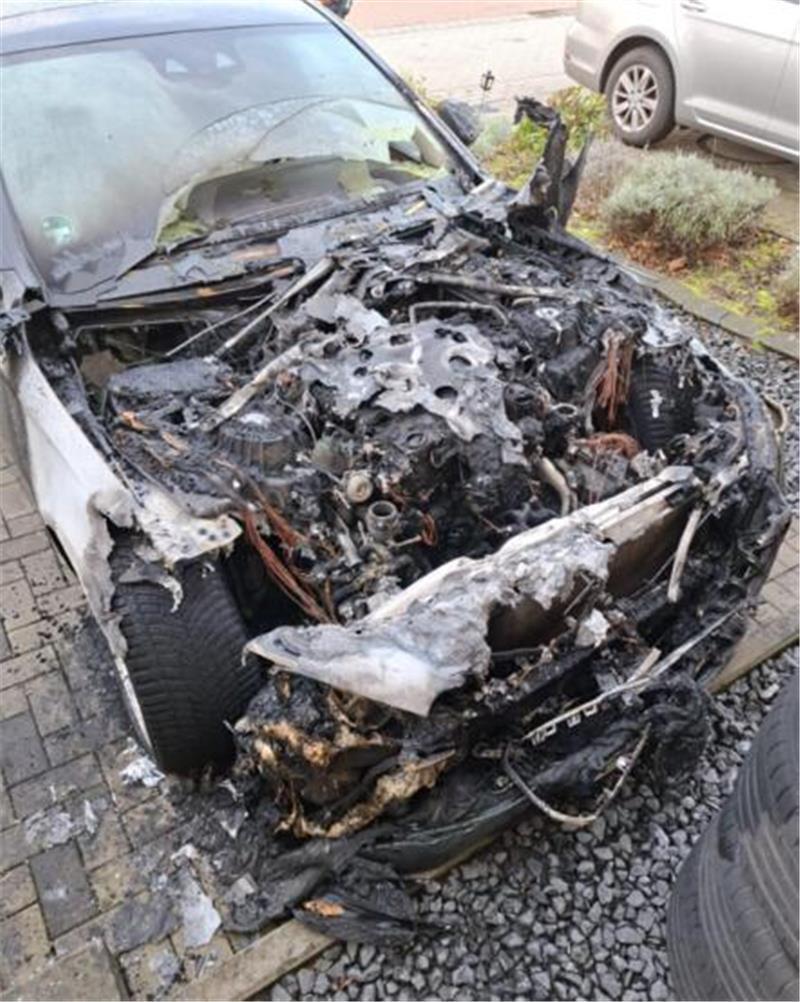 Blick auf den durch die Flammen zerstörten Motorraum.