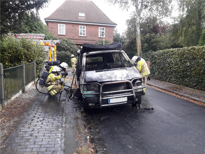 Bulli brennt in Stade-Campe Die Flammen haben den VW-Bus vollständig zerstört. Foto: Ortswehr Stade