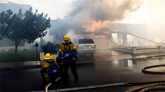 Die Flammen haben mehrere Häuser zerstört oder beschädigt. 