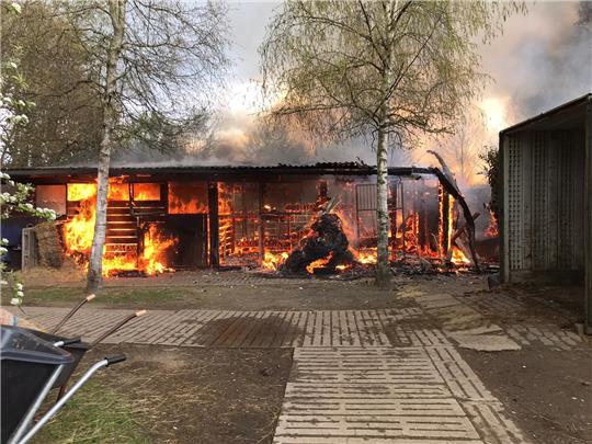 Die Flammen in Weertzen drohten, auf benachbarte Stallungen überzugreifen. Foto: Herzig/Feuerwehr
