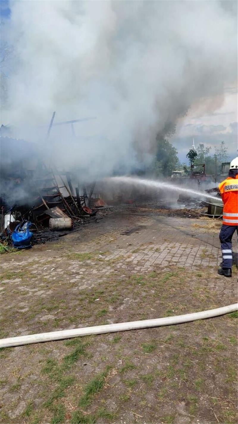 Die Flammen lodern in Nordleda, als die Einsatzkräfte versuchen, das Feuer zu löschen.