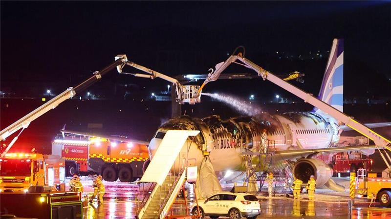 Flugzeug im südkoreanischen Busan geht in Flammen auf Die Flammen richteten schwere Schäden an dem Flugzeug an.