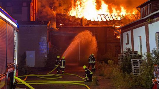 Die Flammen schlagen mehrere Meter hoch aus dem Dach. 
