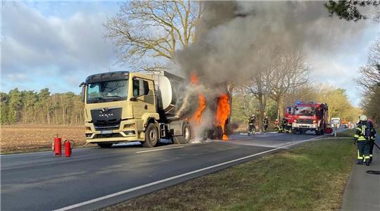 Die Flammen schossen beim Milchtanker von den Reifen kommend in die Höhe.
