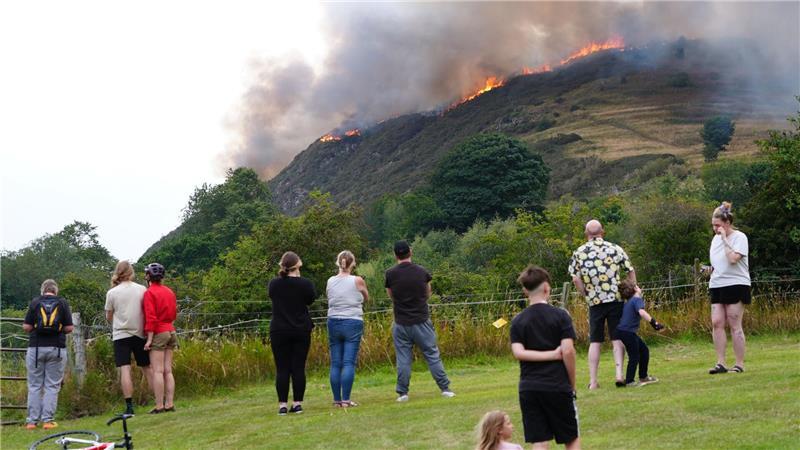 Brand auf Berg in Edinburgh Die Flammen sind in der Umgebung zu sehen.