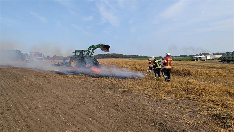 Großeinsatz im Kreis Harburg: Ballenpresse setzt Feld in Brand Die Flammen sprangen von der Rundballenpresse auf das Feld in Marxen über.