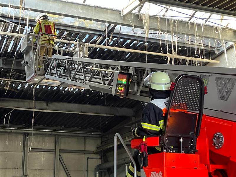 500.000 Euro Schaden nach Brand einer Photovoltaikanlage in Stade-Ottenbeck Die Flammen vom Dach griffen auf eine Halle des Gewerbebetriebs in Stade-Ottenbeck über. Foto: Vasel