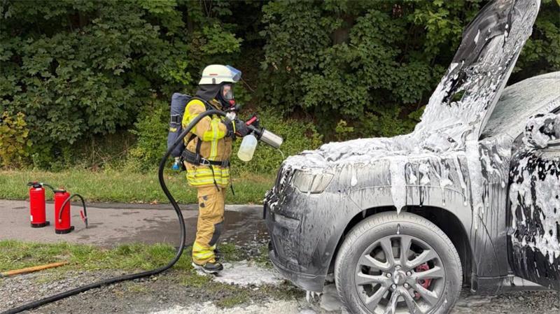Die Flammen waren aus dem Motorraum geschlagen.