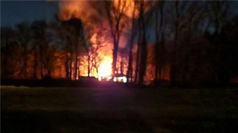 Nach vernichtendem Feuer in Wingst: Wie es im Waldkindergarten weitergeht Die Flammen waren bereits von Weitem zu sehen und alarmierten die Anwohner.
