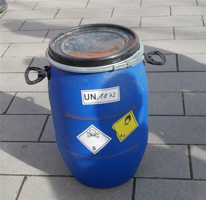 Die Flasche wurde in einen Kunststoffbehälter verpackt, isoliert, verschlossen und entsprechend gekennzeichnet.