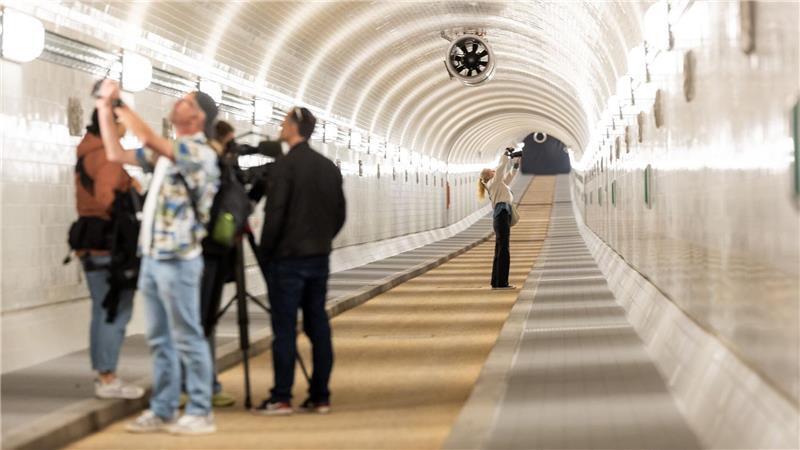 Die Fliesen wurden in enger Abstimmung mit dem Amt für Denkmalschutz eingebaut und die Fahrbahn und Gehwege erneuert.