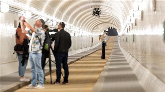Die Fliesen wurden in enger Abstimmung mit dem Amt für Denkmalschutz eingebaut und die Fahrbahn und Gehwege erneuert.