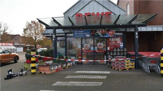 Die Flüchtlingsunterkunft befand sich 2019 direkt neben dem Rewe-Markt in Fredenbeck. Hier kam es im November zur Bluttat in der Öffentlichkeit.