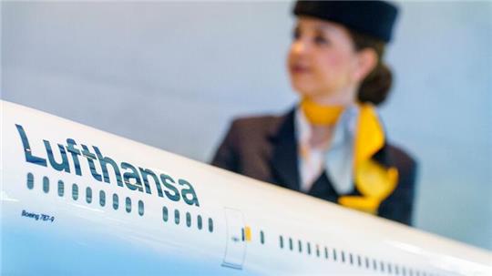 Die Flugbegleitergewerkschaft Ufo fordert 15 Prozent mehr Geld für die Kabinenbeschäftigten der Lufthansa.