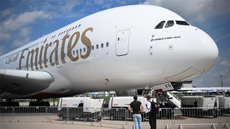 Die Fluggesellschaft Emirates präsentierte in den vergangenen Jahren bei der Internationalen Luft- und Raumfahrtausstellung (ILA) am Flughafen Berlin-Brandenburg eine ihrer Maschinen - künftig darf die Airline den Flughafen auch tatsächlich ansteuern. (Archivbild)