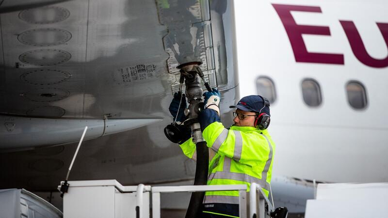 Eurowings will während Lufthansa-Warnstreik normal fliegen Die Fluggesellschaft Eurowings will während des Lufthansa-Warnstreiks volles Programm fliegen.