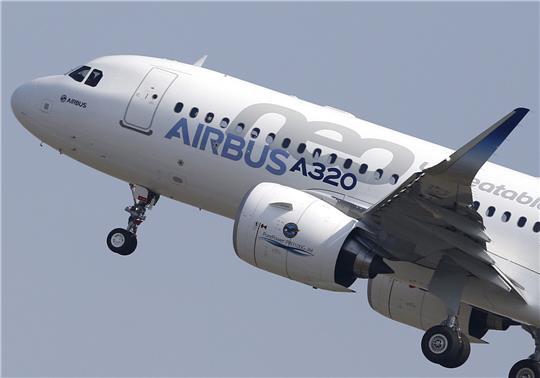 Die Flugzeuge aus der A320neo-Familie sind begehrt - doch die Triebwerke von den Zulieferern von Airbus fehlen. Foto: Guillaume Horcajuelo/EPA/dpa