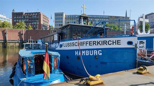 Die Flussschifferkirche in Hamburg ist die einzige Kirche mit einem festen Liegeplatz.